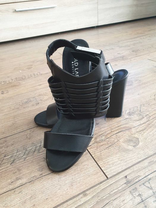 Czarne buty na obcasie/sandały Mohito