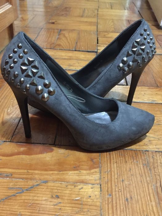 Sapatos de Salto Alto Novos