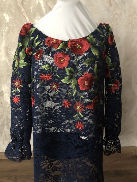 Дуже красива вишиванка на гіпюрі.