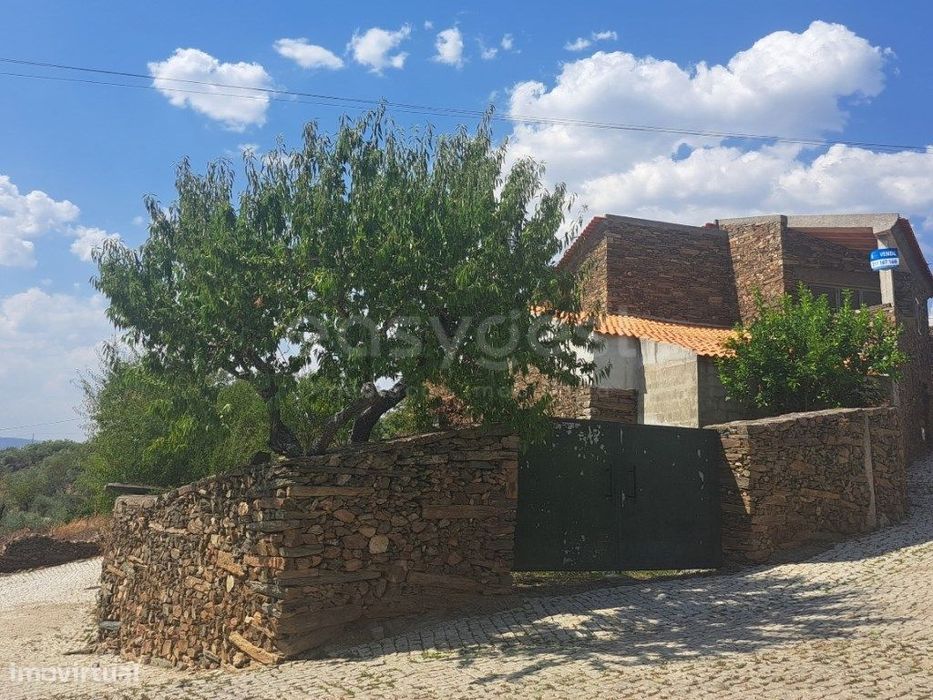 Moradia para recuperar na aldeia de Urros, Torre de Moncorvo.