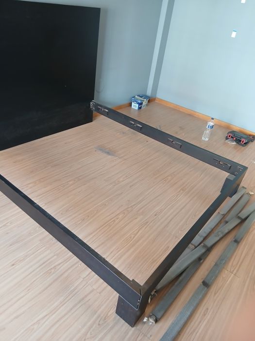 Cama de casal preta 1.95 por 1.60