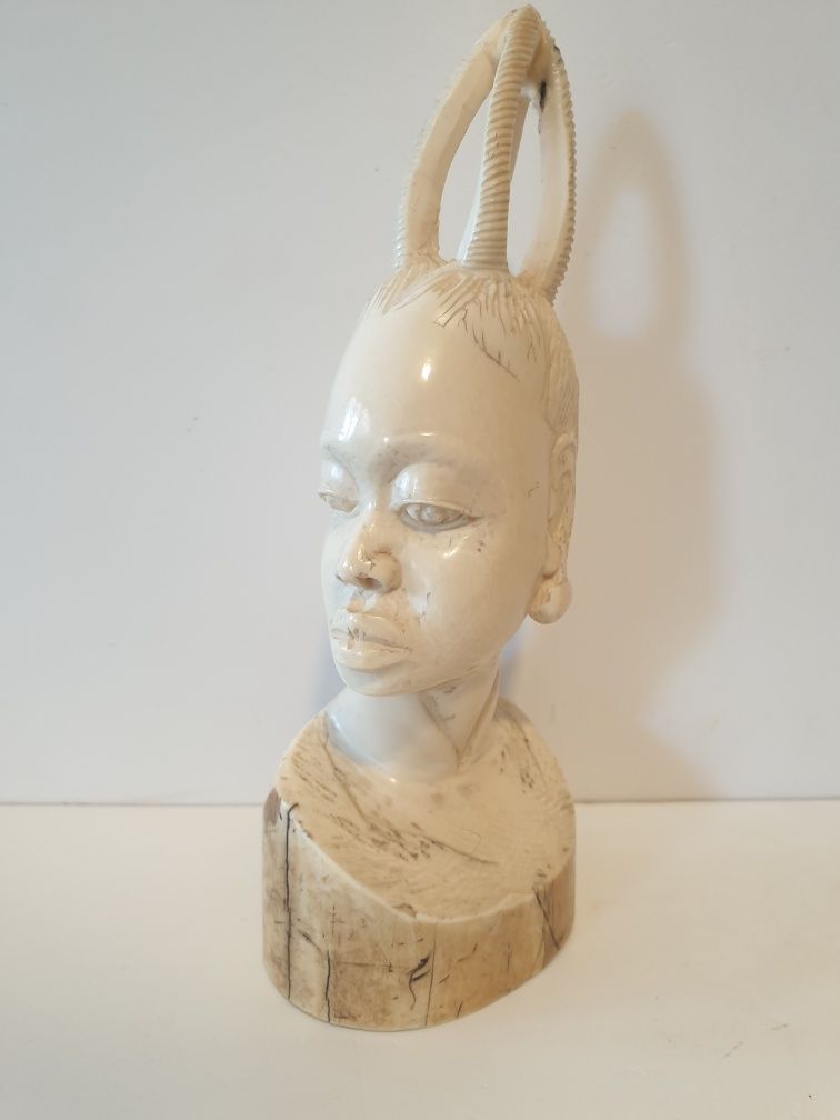 Magnífico antigo precioso busto esculpido de uma princesa africana