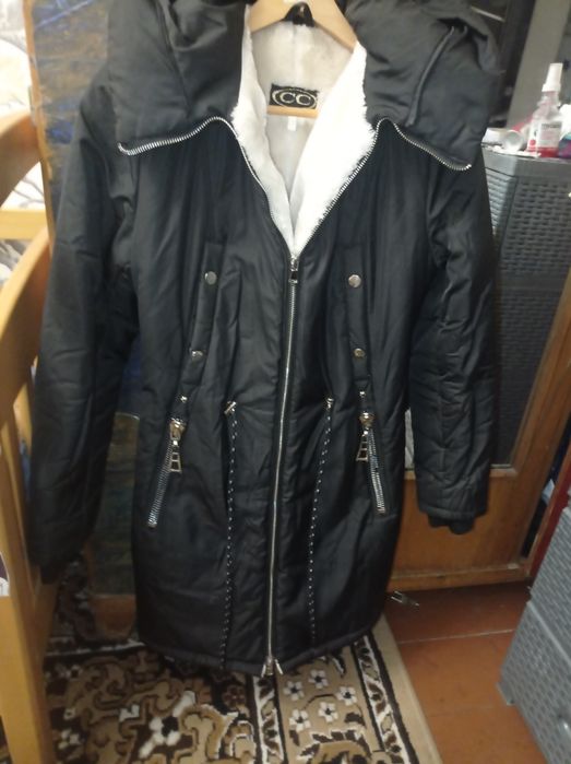 Зимова куртка на дівчинку.