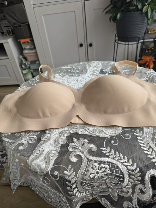 Witam sprzedam biustonosz  obw.96 rozm. 4x elastyczny duży.Polecam