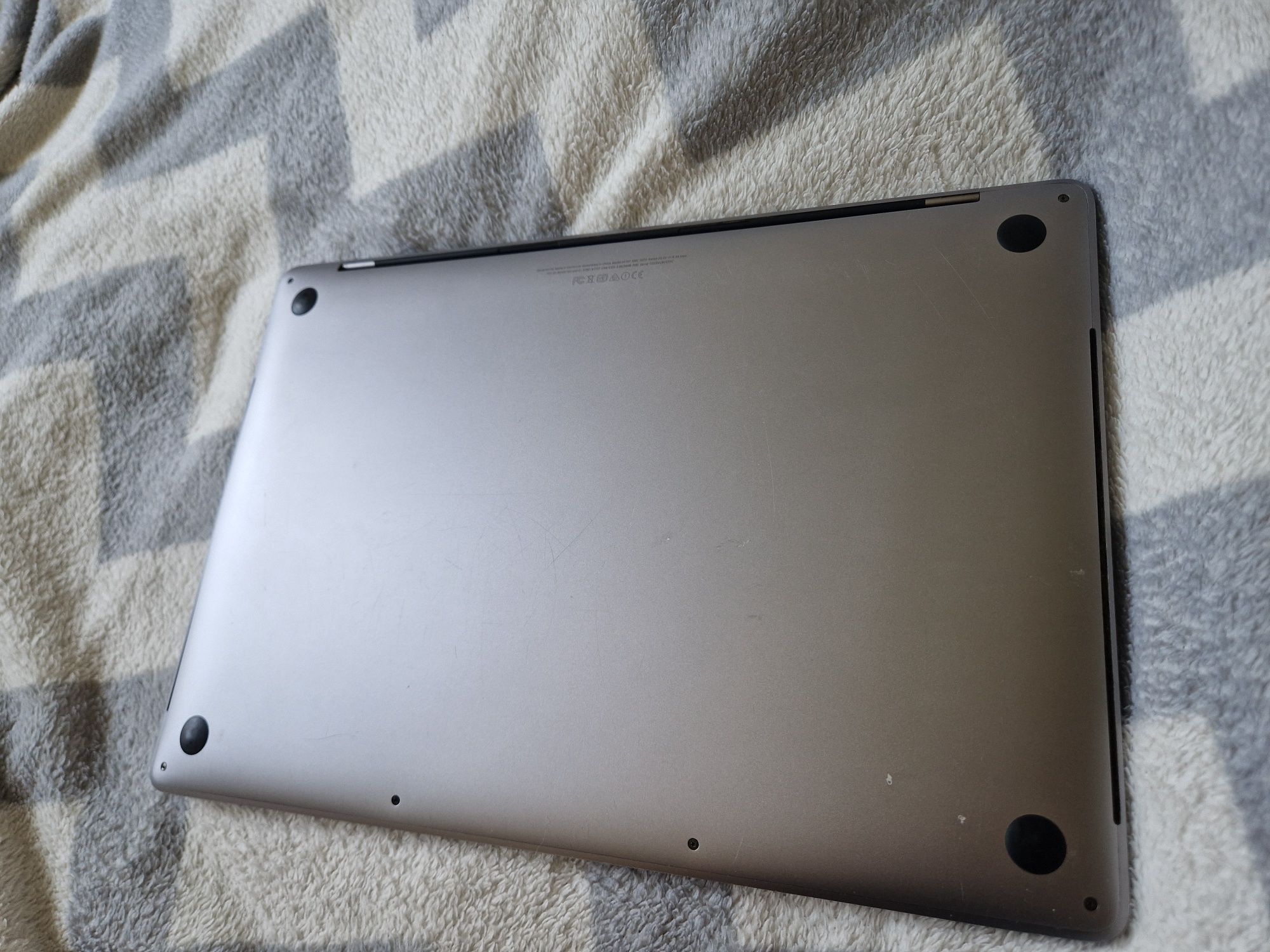 MacBook Pro 15” 2016 Touch Bar Retina | i7 / 16GB / 240GB SSD