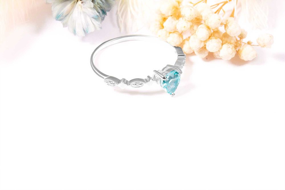 Кольцо  из белого золота с топазом