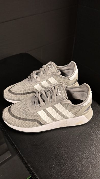 Tênis Adidas original – Cinza | Tamanho 40 (EU)