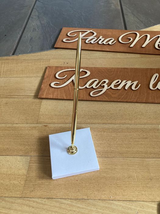 Napis księga gości z długopisem