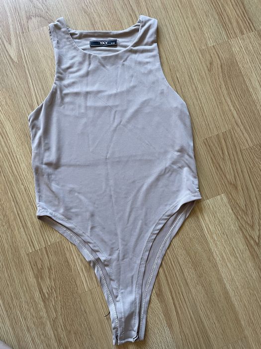 Боді бежевого кольору