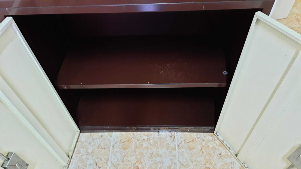 Armário de Escritório metálico com portas de vidro na parte de cima