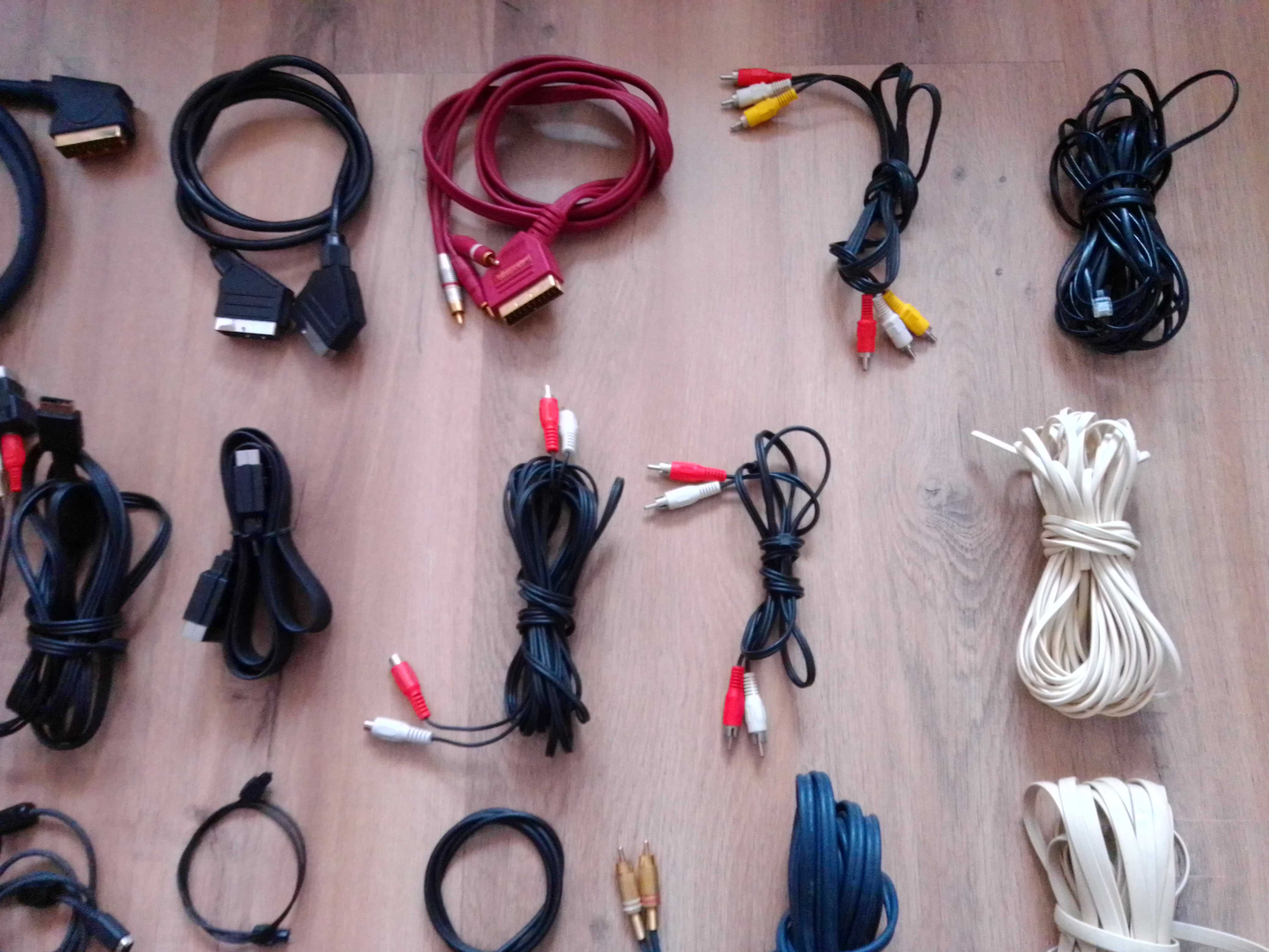 Vários cabos para Hi-Fi, imagem, consolas e telefones.
