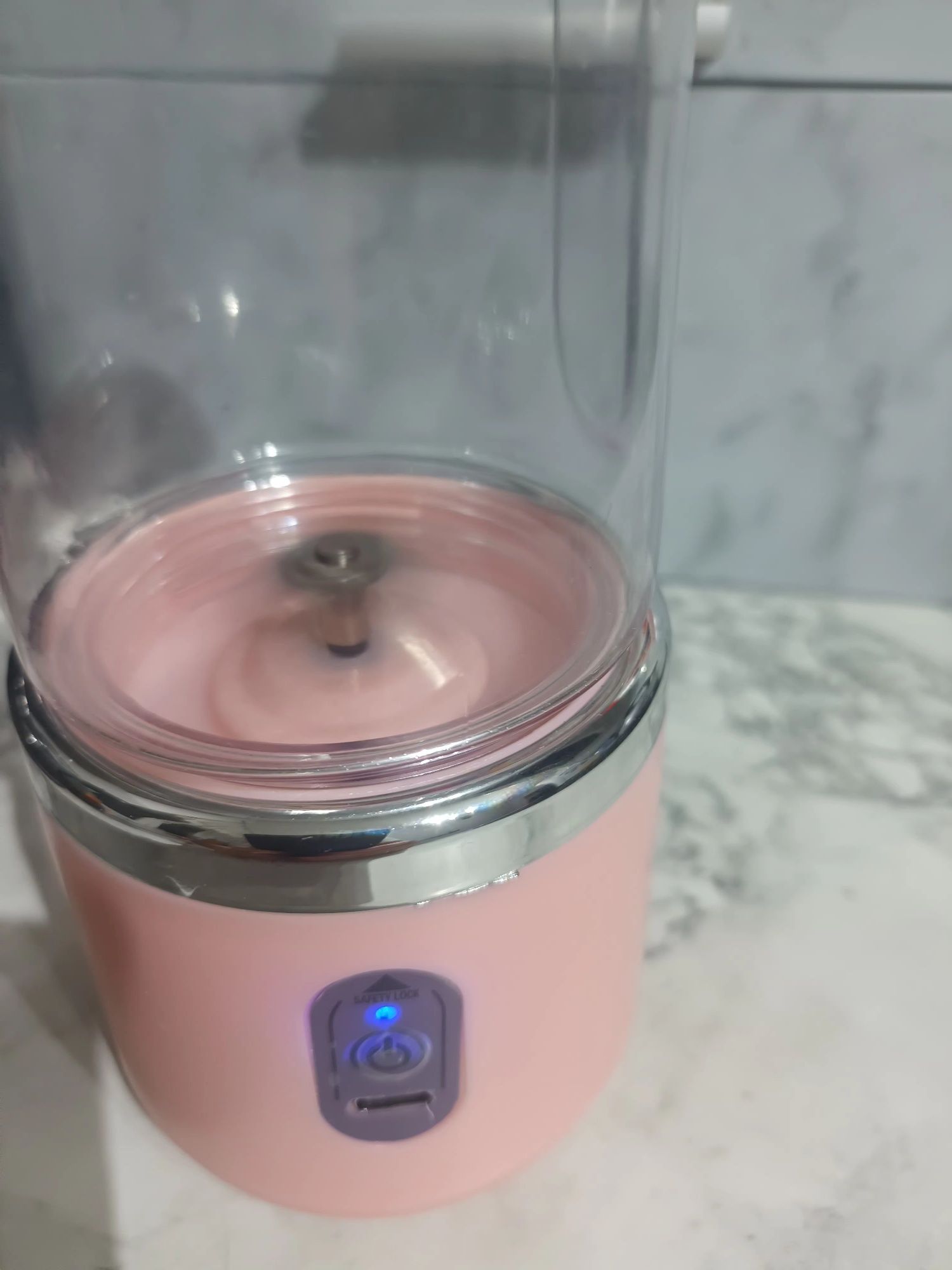 Przenośny blender  elektryczny.