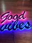 Good vibes napis led na ścianę