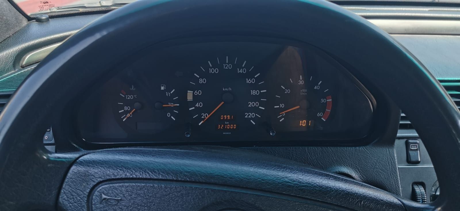 Mercedes C200, em bom estado.