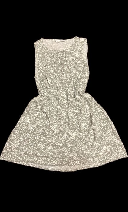 Zwiewna sukienka na lato z gumką w pasie taliowana