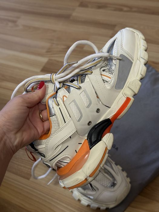 Balenciaga track orang