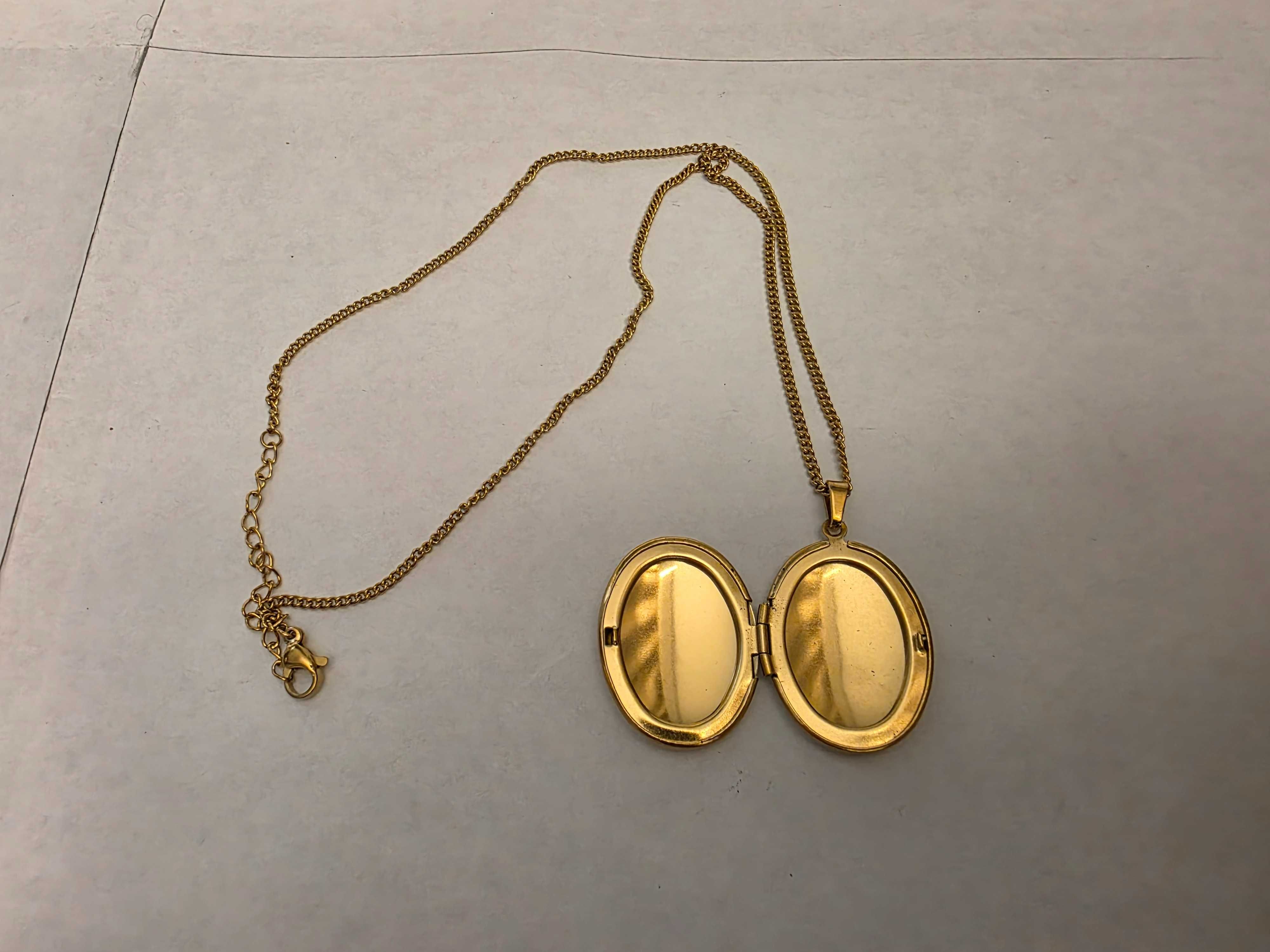 Colar Dourado com Pendente para Fotografias Art Deco Vintage