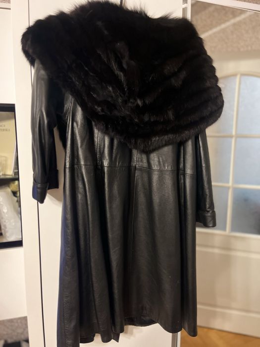 Damski płaszcz skórzany z naturalnym futrem