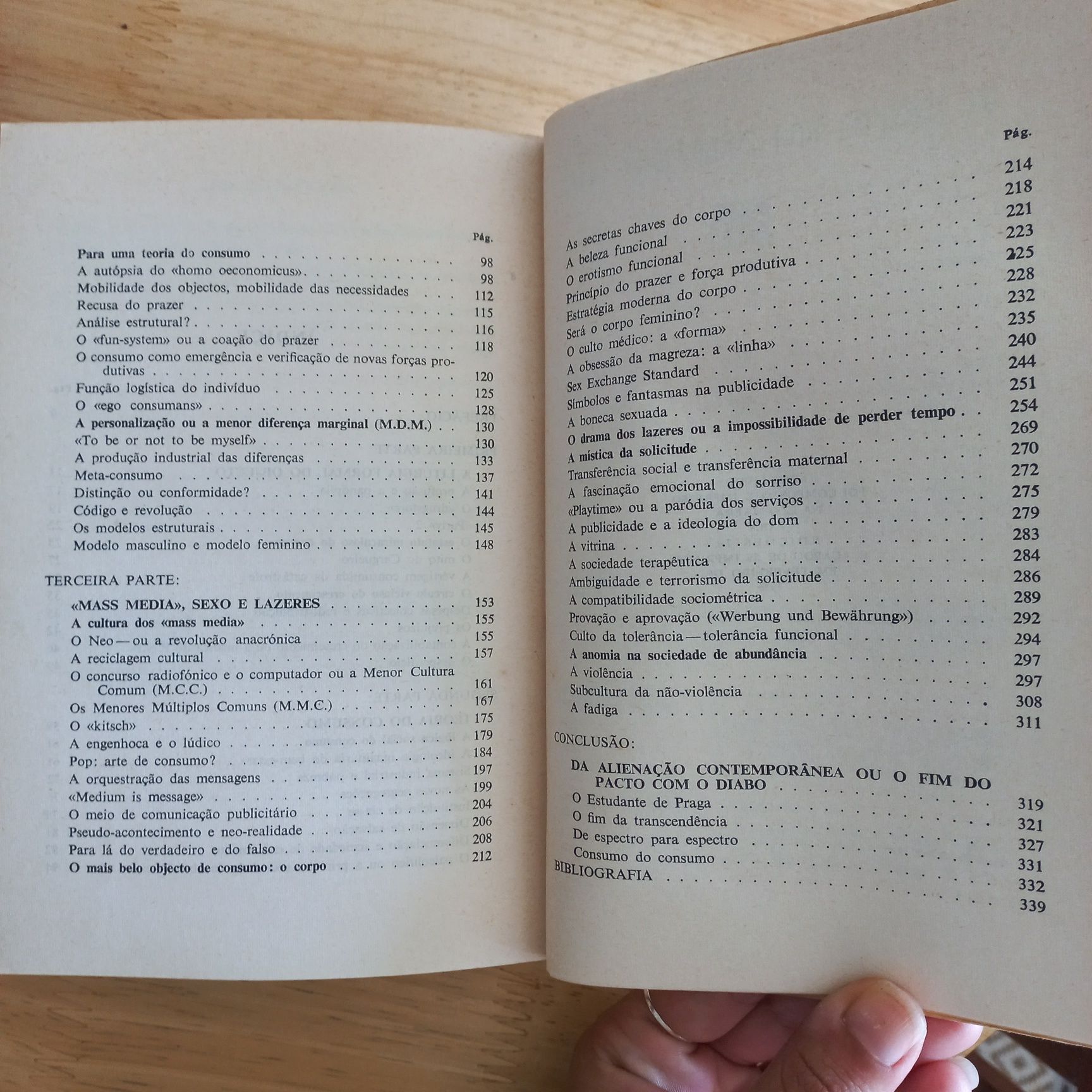 Jean Baudrillard Sociedade de Consumo