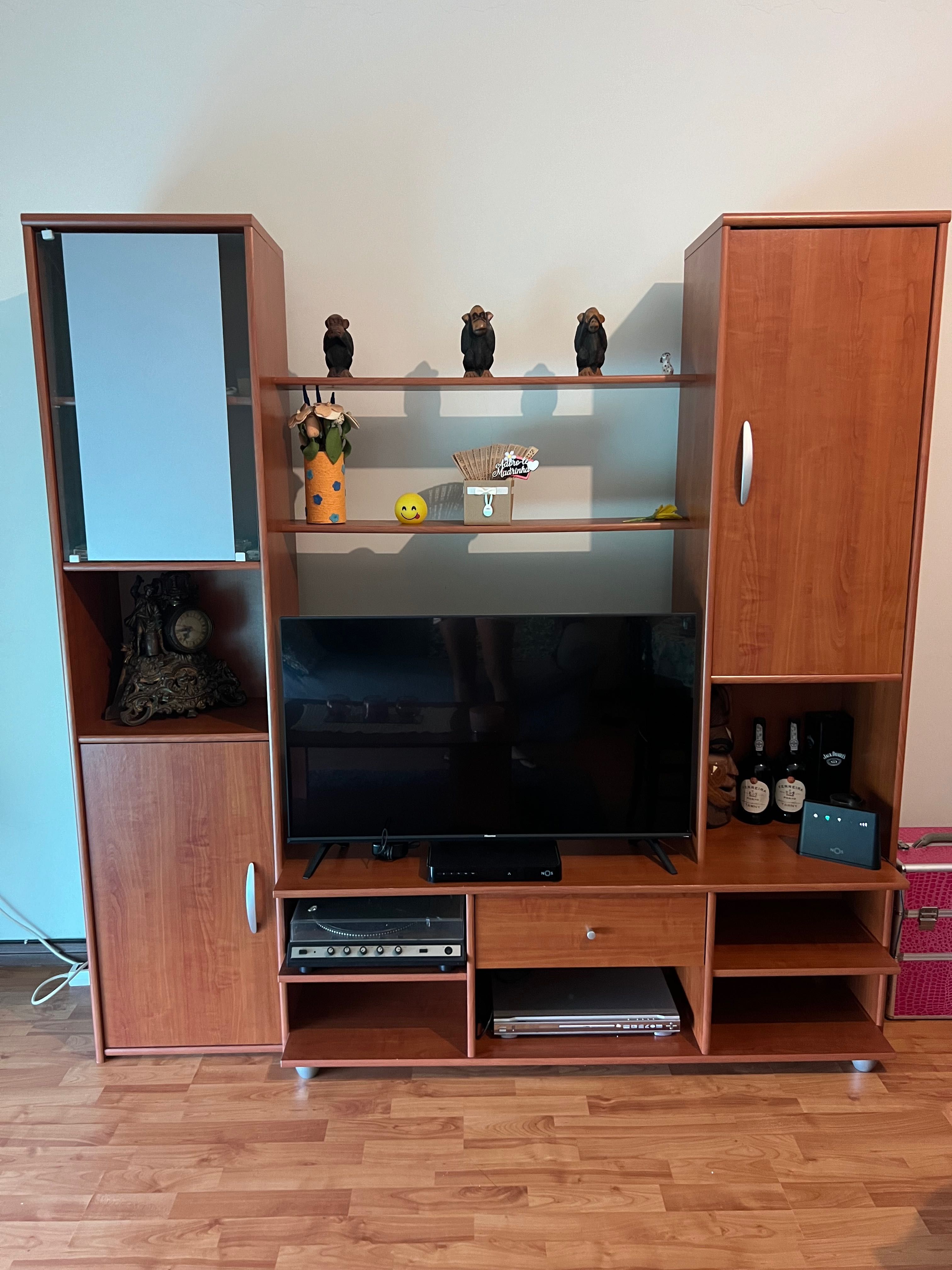 Móvel de sala com mesa de centro