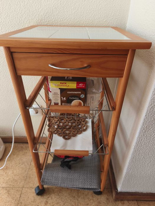 Mesa de apoio com gavetas