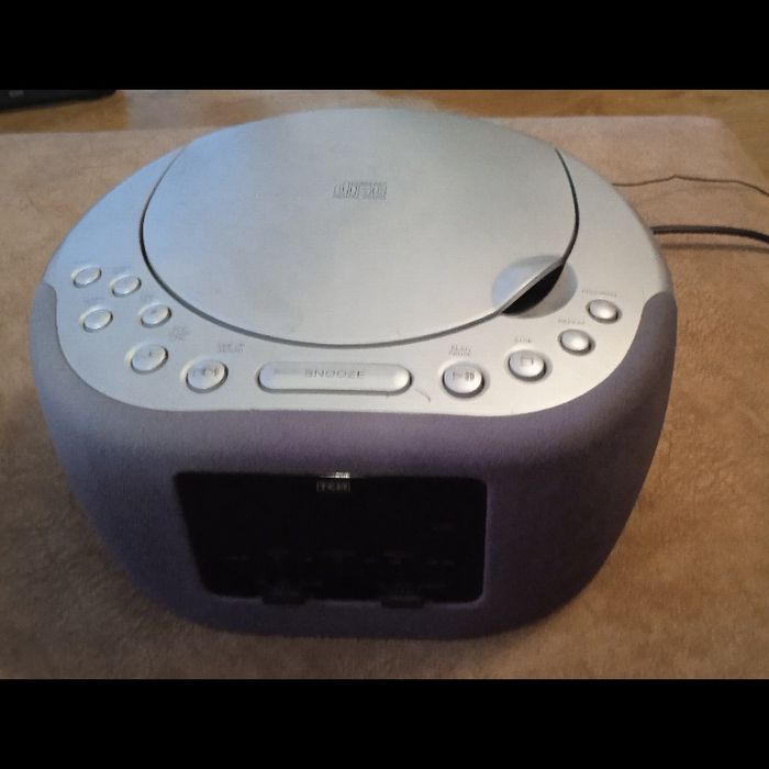 Радіогодинник TCN з стерео програвачем компакт-дисків.