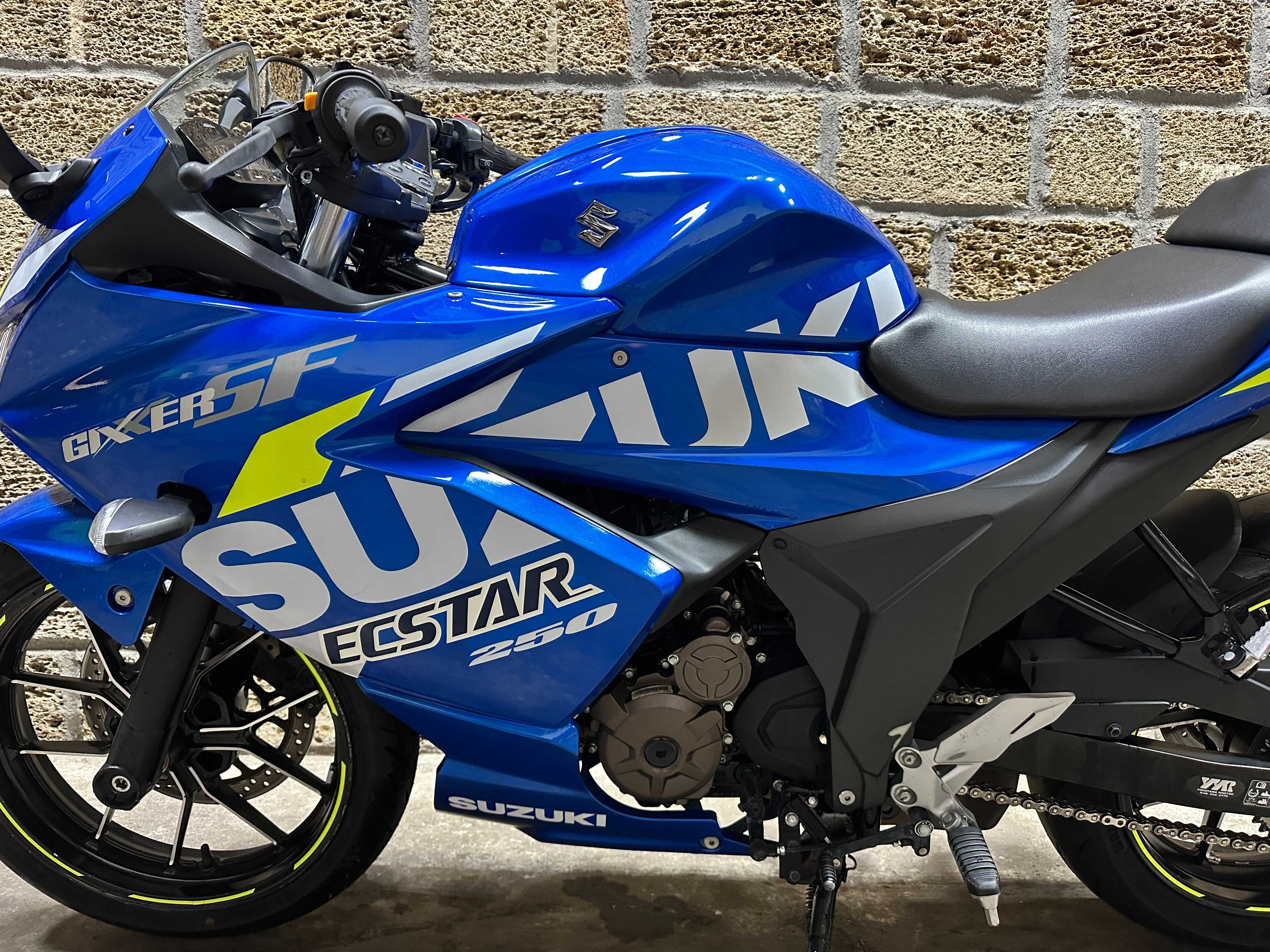 Suzuki GIXXER250SF Джіксер