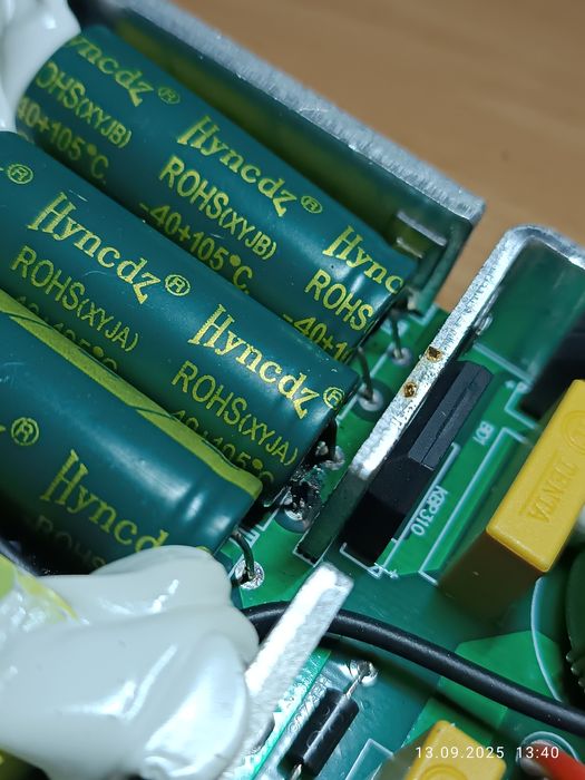 Зарядка для ноутбука 300W (несправна, на запчастини)