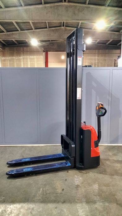 Novo , Elev.  4metros ,Cap. 1500 Empilhador / Stacker /Porta Pal