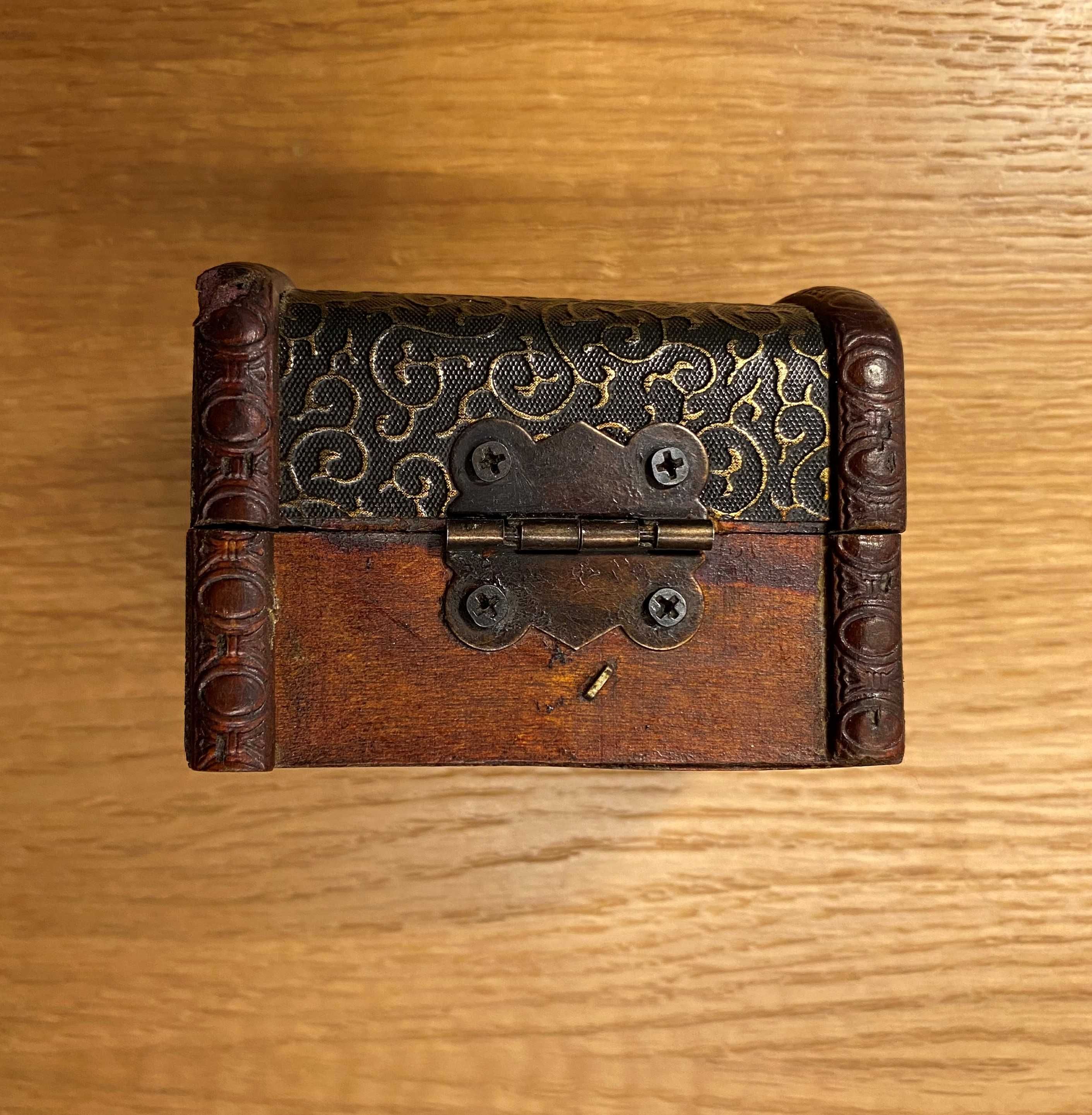 oryginalny kuferek drewno i skóra zamknięcie metalowe Vintage
