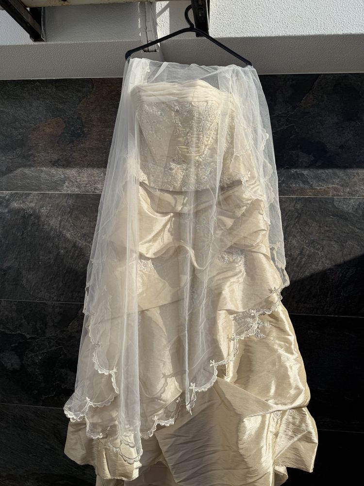 Vestido de noiva dourado suave