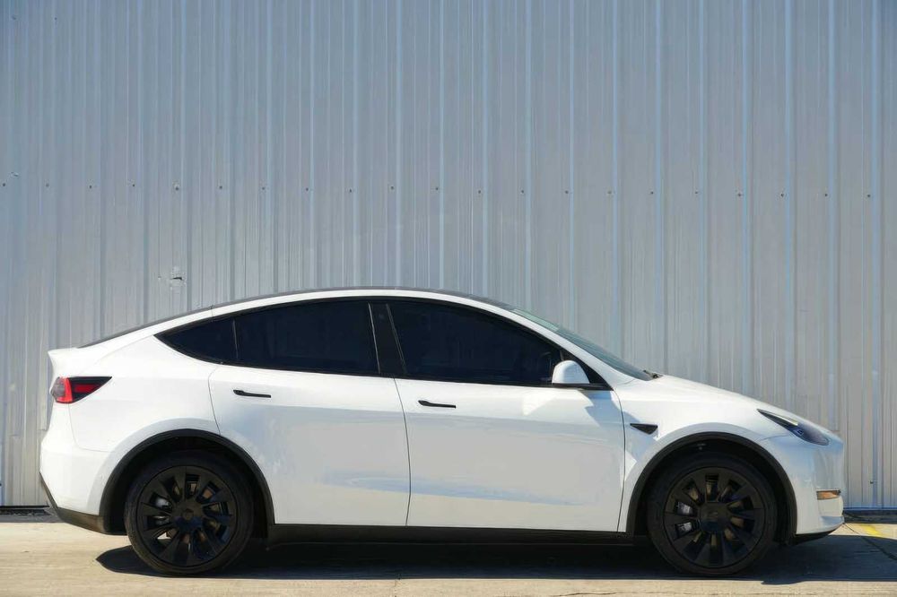 Tesla Model Y      2022