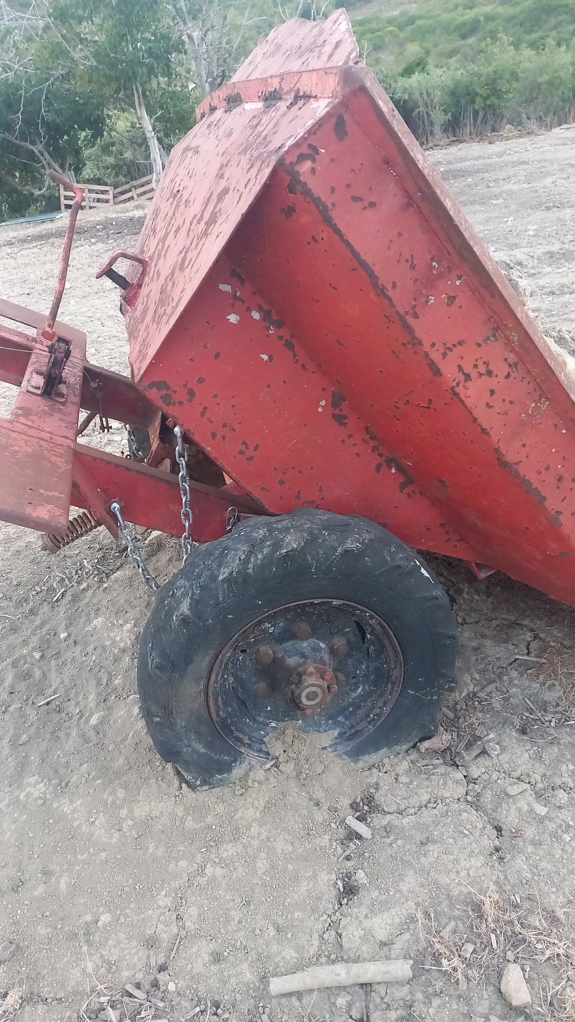 Atrelado dumper para pedra