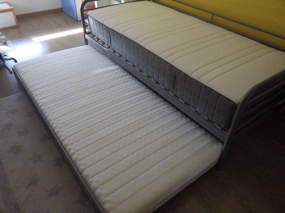 Cama em metal com estrado e 2 colchões (Ikea) 90x200