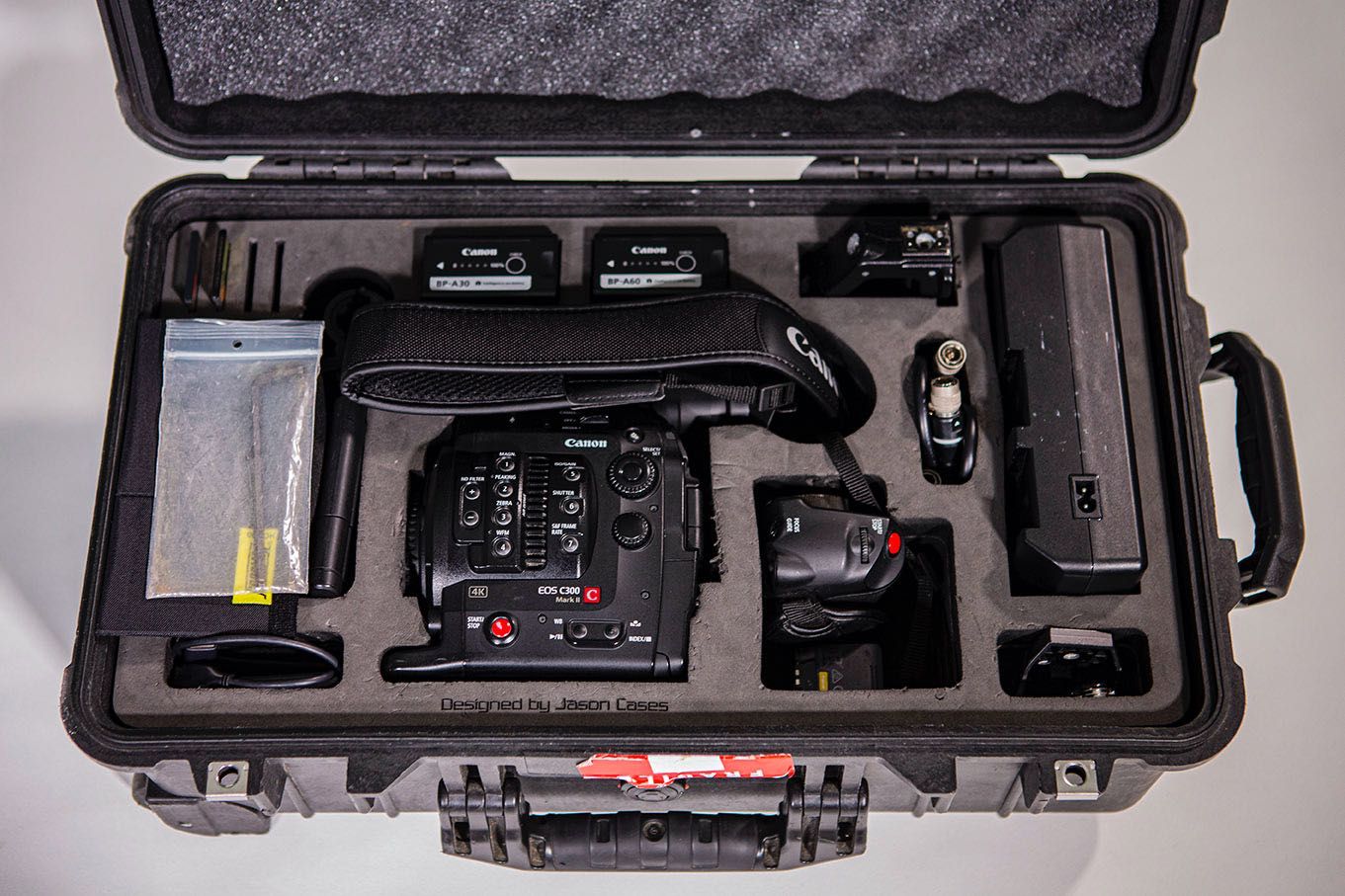 Canon EOS C300 Mark II + Jason Cases + 3 Baterias + 2 Cartões CFast