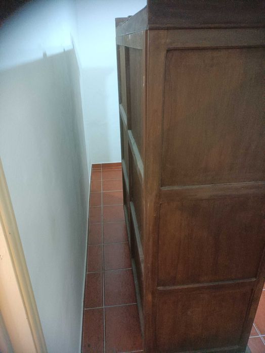 Móvel muito antigo mas grande