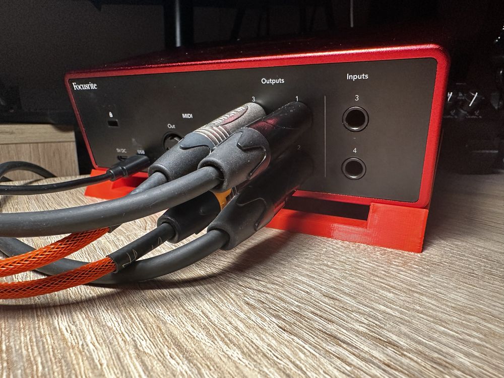 Stand na biurko pod Focusrite Scarlett