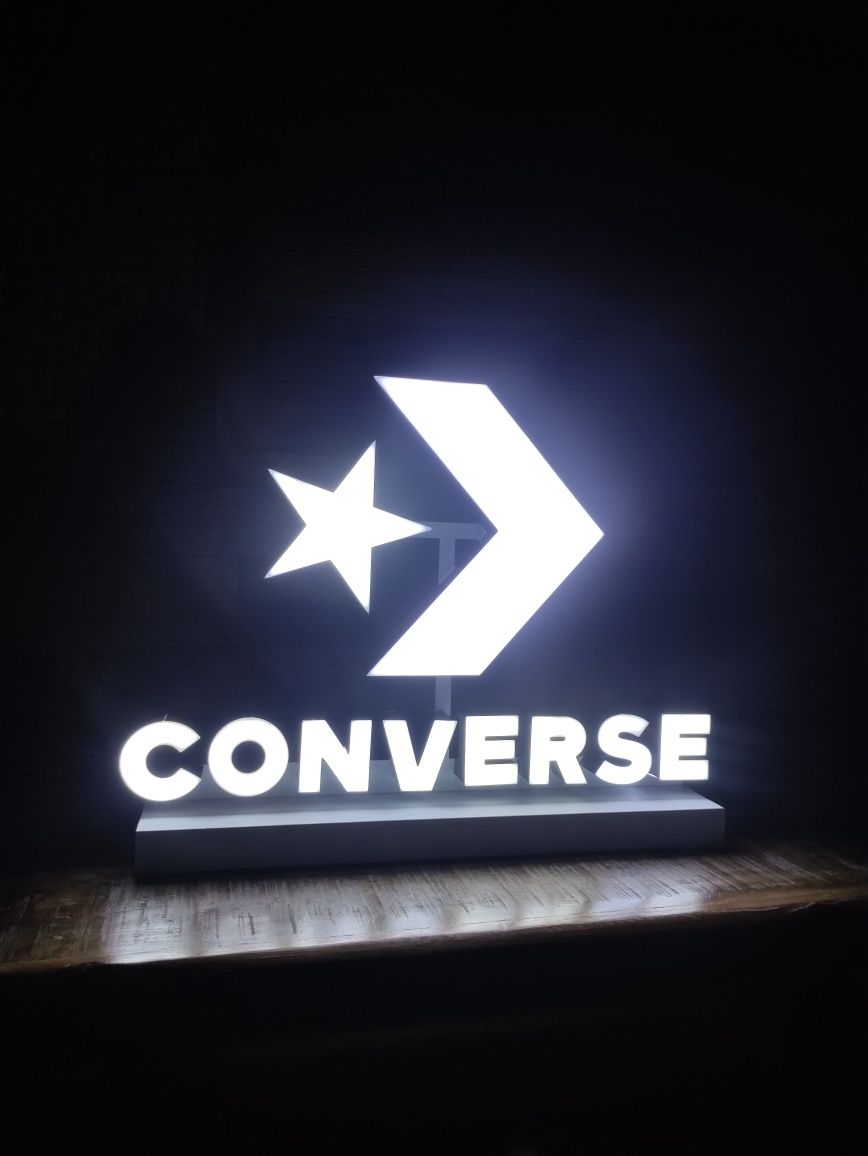 Reklama plafon neon Converse gadżet podświetlany