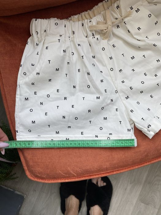 Продам літні жіночі шорти у дрібні букви. Нові.