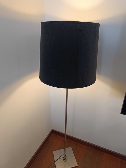 Candeeiro de pé em veludo preto