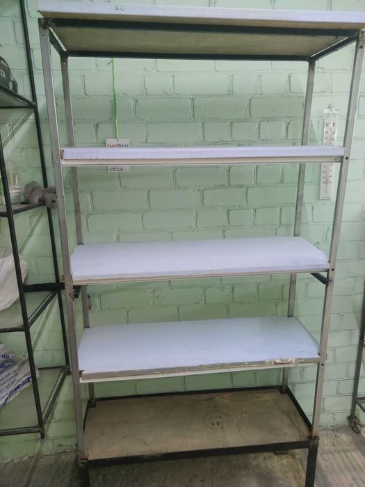 Стеллаж. Прочный металлический  с деревянными полками.