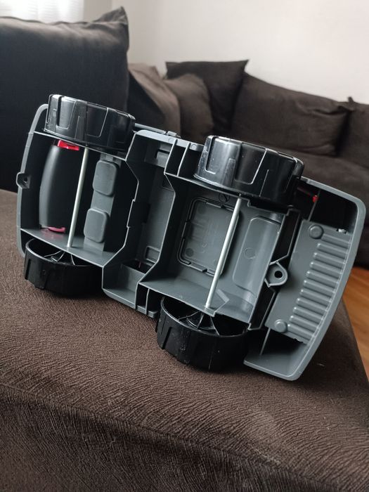 Auto różowe z figurka