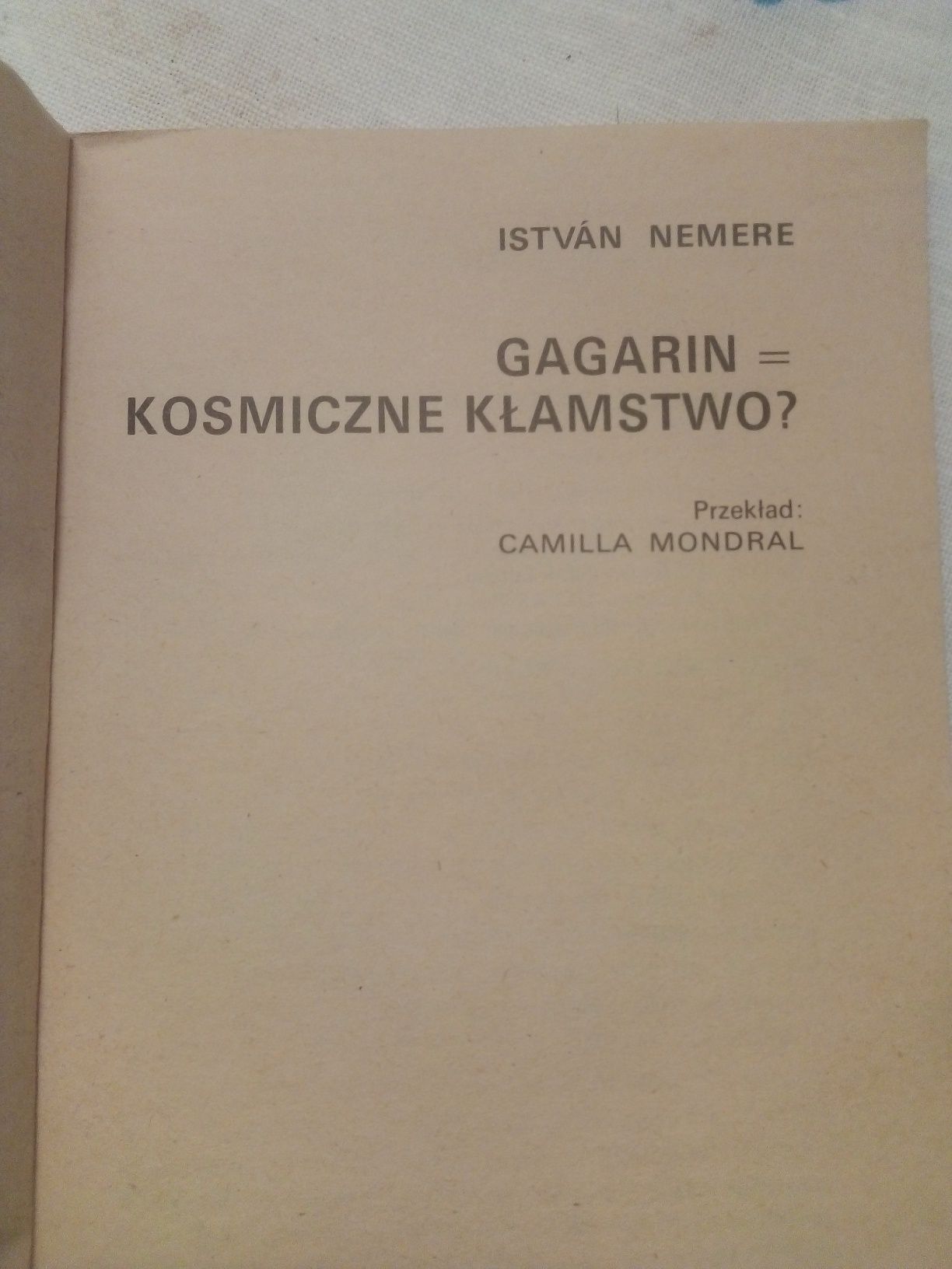 Gagarin = kosmiczne kłamstwo, István Nemere, węgierski pisarz.