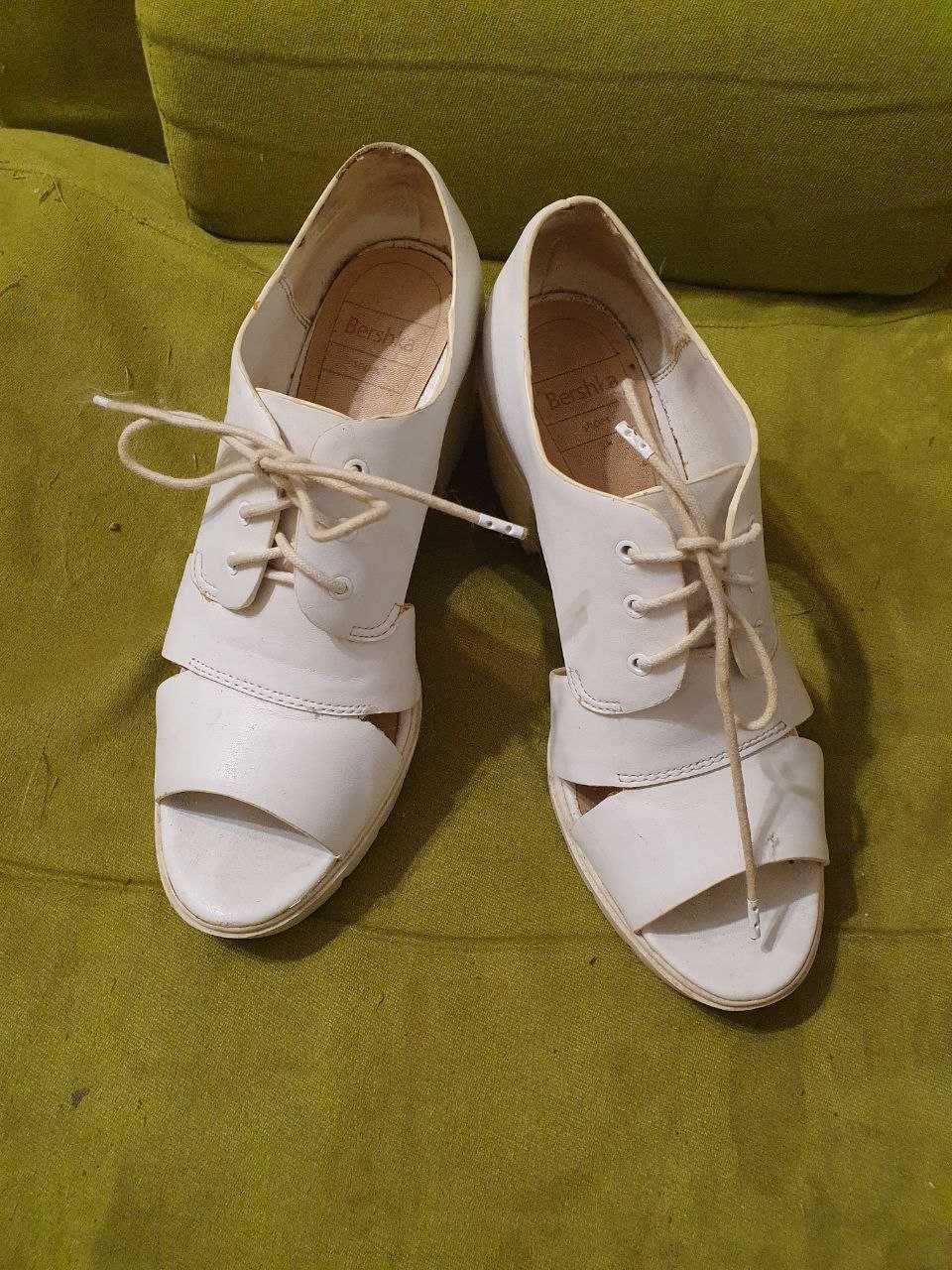 Босоніжки білі шкіряні Bershka зі шнурівкою, кожаные белые босоножки