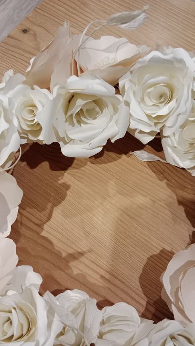 Wianek z papierowych kwiatów.