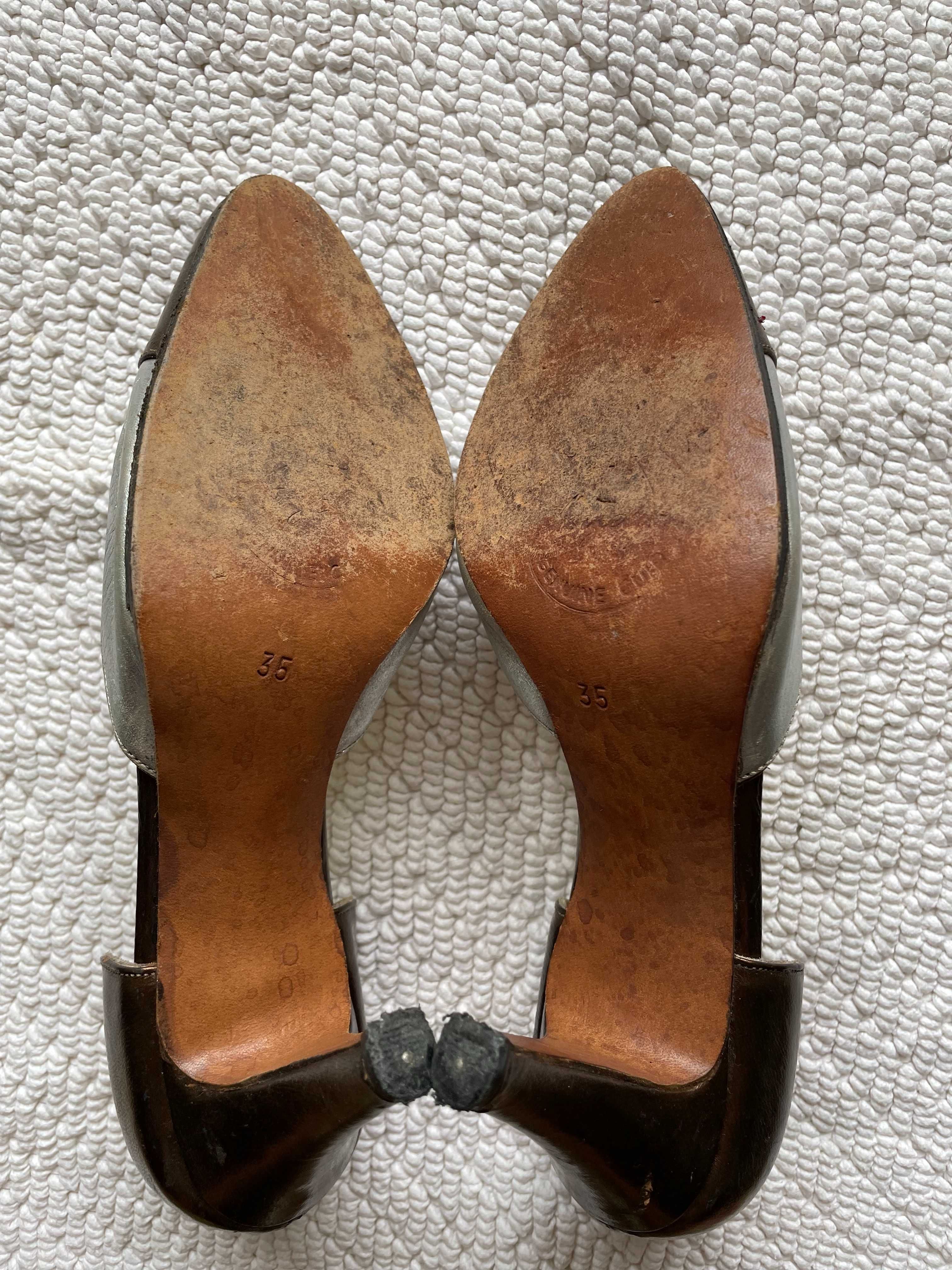 Sapatos de toilette prateados e dourados