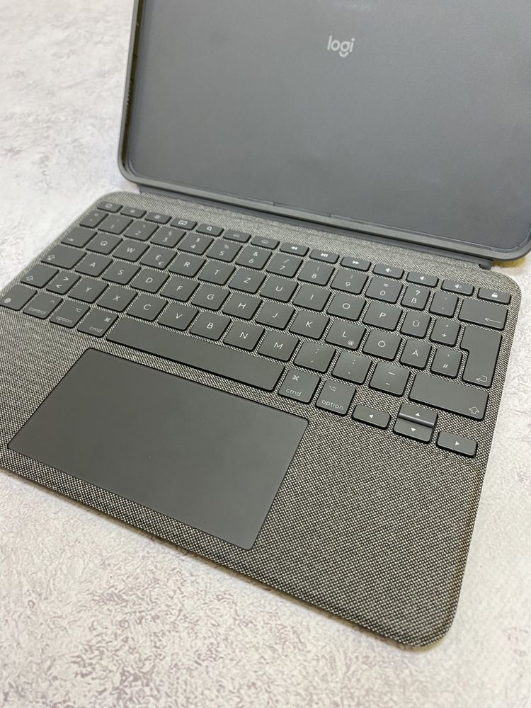 Чохол клавіатура Logitech Combo Touch для iPad 10,9 дюймів