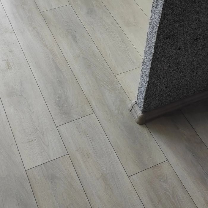 Укладка монтаж ламінату , монтаж плінтуса