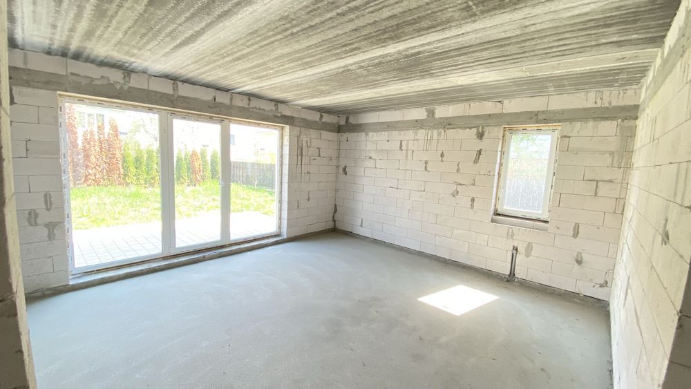 Напівособняк 130 м² з гаражем і 3 сотками землі біля міста