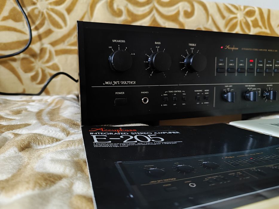 Piekny i zadbany wzmacniacz ACCUPHASE E-205 czarny złoty sprawny 100%